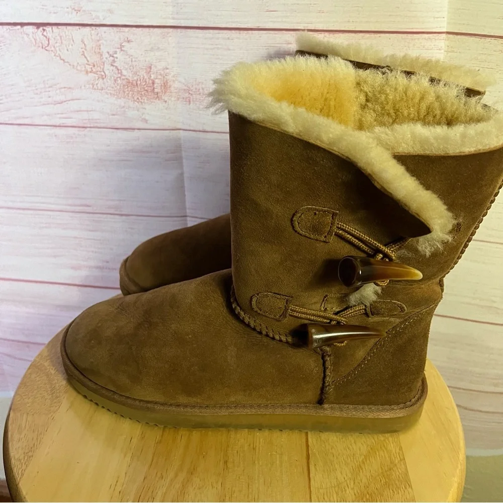 Toggle 2 Button Short Cozy Warm Sheepskin Boots Size 7‎